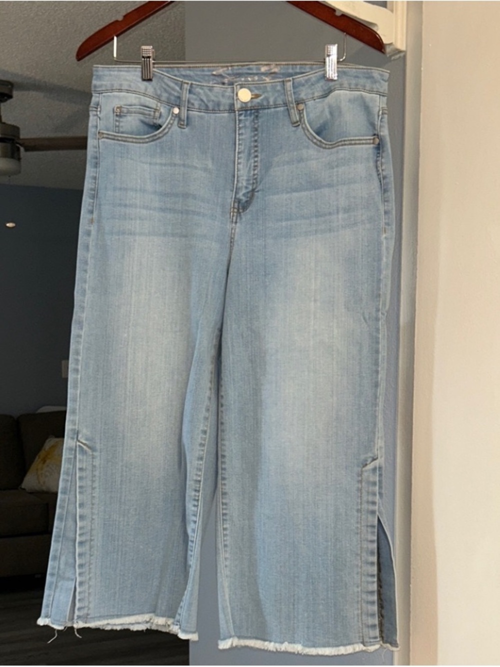 Seven7 Women’s Light Blue Raw Hem Cropped Wide-Leg Jeans with Side Slits Size 14
